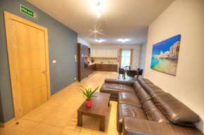 Beautifully finished and large apartment steps away from rocky beach DDIF1-1